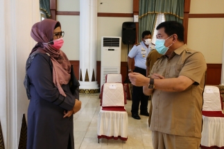 Wakil Ketua I DPRD Kepri, Dewi Kumalasari berbincang dengan Kadiskes Kepri