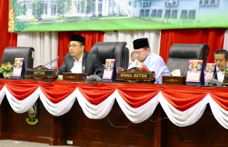 Wakil Ketua II DPRD Kepri Raden Hari Tjayhono dan Waka III Tengku Afrizal Dahlan memimpin jalannya sidang