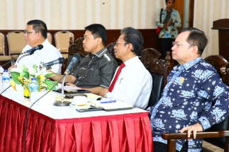 Wakil Ketua III DPRD Kepri, Tengku Afrizal Dahlan mendampingi Ketua DPRD Kepri, Jumaga Nadeak