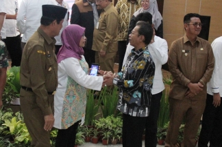 Wakil Ketua KPK Lili P Siregar bersalaman dengan Ketua DPRD Kepri, Jumaga Nadeak