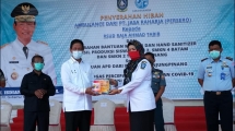 Penyerahan hand sanitizer buatan siswa SMK se Kepri kepada Isdianto