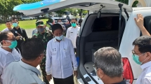 Plt Gubernur Kepri Isdianto saat mengecek bantuan mobil