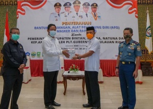 Sekda Bintan Adi Prihantara menerima bantuan rapid test secara simbolis dari Plt Gubernur Kepri, Isdianto