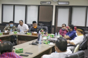 Jajaran Komisi III DPRD Kepri saat memimpin rapat