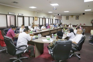Rapat Pansus RTDR Kota Batam dengan Komisi III DPRD Kepri, di Dompak