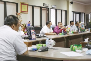 Tim pansus RDTR Kota Batam saat mengajukan pertanyaan ke Komisi III DPRD Kepri