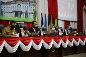 Bersama Sekdaprov Kepri, Arif Fadillah, Ketua DPRD Kepri Jumaga Nadeak memimpin jalannya sidang paripurna