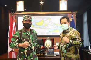 Danlantaml IV Tanjungpinang Laksmana Pertama TNI Indarto Budiarto foto bersama Pjs Gubernur Kepri, Bahtiar
