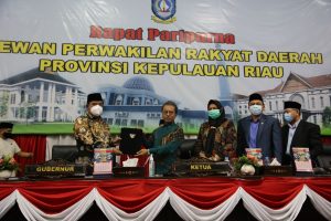 Foto bersama Pjs Gubernur Kepri bersama Pimpinan DPRD Kepri usai tandatangani KUPA PPAS APBDP 2020