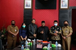 Foto bersama jajaran DPRD Tanjungpinang dengan Anggota DPRD Kepri Lis Darmansyah