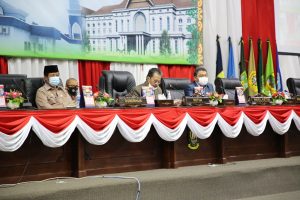 Gubernur Kepri, Isdianto bersama Ketua DPRD Kepri Jumaga Nadeak mendengarkan pandangan umum fraksi