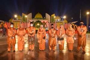 Gubernur Kepri, Isdianto foto bersama Ketua PKK Kepri