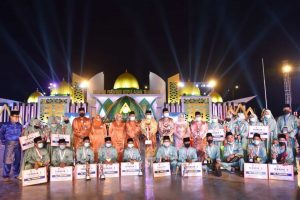 Gubernur Kepri, Isdianto foto bersama dengan peraih juara dari Kabupaten Karimun