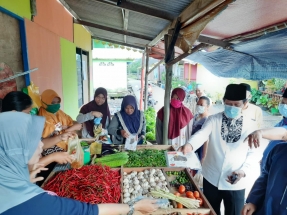 Gubernur Kepri, Isdianto membagikan masker ke pedagang Kampung Bugis