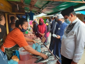 Gubernur Kepri, Isdianto membeli ikan di Pasar Kampung Bugis
