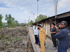 Gubernur Kepri, Isdianto meninjau lahan untuk pembangunan pasar permanen di Kampung Bugis