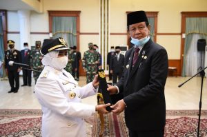 Gubernur Kepri, Isdianto menyerahkan SK kepada Wali Kota Tanjungpinang, Rahma