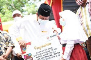 Gubernur Kepri, Isdianto menyerahkan bantuan kuota internet gratis ke pelajar di Karimun