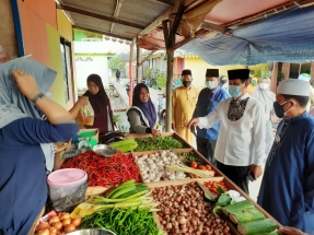 Gubernur Kepri, Isdianto saat mengunjungi pasar di Kampung Bugis