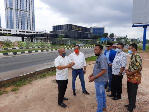 Jajaran Komisi III DPRD Kepri mendengarkan penjelasan dari kontraktor