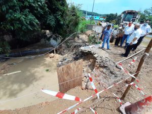 Jajaran Komisi III melihat langsung jalan yang amblas