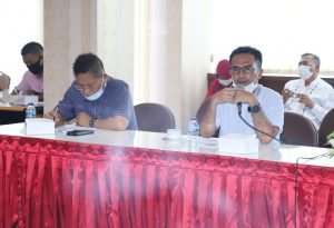 Jajaran anggota DPRD Kepri mendegarkan aspirasi para buruh