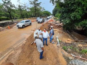 Jalan Jend Sudirman Kota Batam yang ramai dilalui kenderaan amblas di bagian pinggir jalan