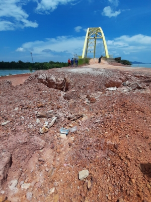 Jalan akses menuju Jembatan Kuning Coastal Area