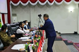 Juru Bicara Dapil Tanjungpinang, Bobby Jayanto menyerahkan laporan ke Ketua DPRD Kepri