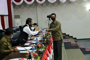 Juru bicara Dapil Karimun, Iskandarsyah menyerahkan laporan ke Pimpinan DPRD Kepri