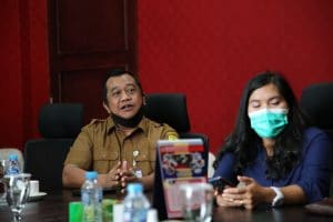 Kabag Legislasi DPRD Tanjungpinang, Sugiharto bersama Ria Ukur Tondang