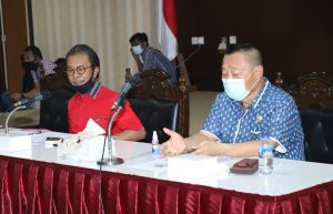 Ketua DPRD Kepri Jumaga Nadeak bersama Ketua Komisi I Bobby Jayanto saat audiensi dengan perwakilan buruh