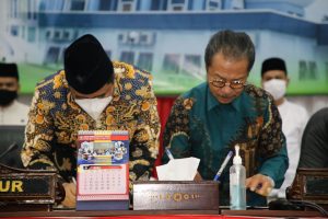 Ketua DPRD Kepri Jumaga Nadeak bersama Pjs Gubernur Bahtiar Baharuddin menandatangani KUPA PPAS APBDP 2020