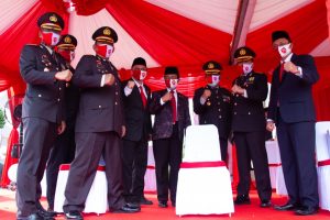 Ketua DPRD Kepri, Jumaga Nadeak dan Wakil Ketua II DPRD Kepri, Raden Hari Tjahyono bersama petinggi Polda Kepri