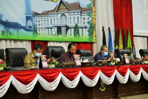 Ketua DPRD Kepri Jumaga Nadeak memimpin jalannya sidang