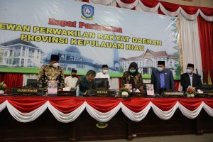 Ketua DPRD Kepri Jumaga Nadeak menandatangani KUPA PPAS APBDP 2020