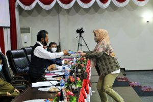 Ketua DPRD Kepri Jumaga Nadeak menerima laporan hasil reses