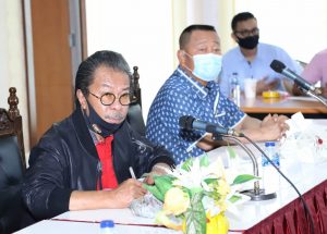 Ketua DPRD Kepri, Jumaga Nadeak serius mendengarkan aspirasi para buruh