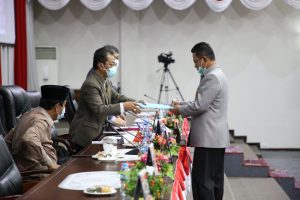 Ketua Fraksi NasDem, Khazalik menyerahkan pandum fraksi ke Ketua DPRD Kepri