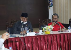 Ketua Fraksi PDIP DPRD Kepri, Lis Darmansyah mendampingi Ketua DPRD Kepri, Jumaga Nadeak