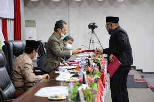 Ketua Fraksi PDIP Lis Darmansyah menyerahkan pandum fraksi ke Ketua DPRD Kepri