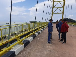 Ketua Komisi III DPRD Kepri Widiastadi Nugroho saat berada di Jembatan Kuning Coastal Area