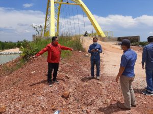Ketua Komisi III DPRD Kepri, Widiastadi Nugroho saat mengecek jalan menuju Jembatan Kuning Coastal Area