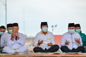 Ketua LAM Kepri, Abdul Razak saat memimpin doa