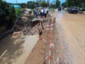 Komisi III DPRD Kepri meninjau Jalan Jend Sudirman yang amblas