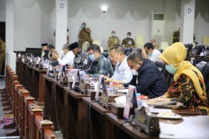 Para anggota DPRD Kepri saat mengikuti jalannya sidang