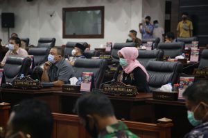 Para anggota DPRD Kepri saat mengikuti jalannya sidang paripurna