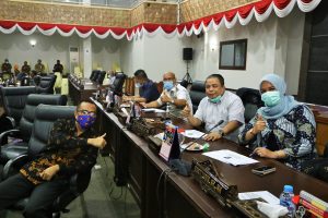 Para anggota DPRD Kepri saat sidang paripurna