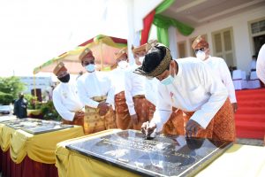 Penandatanganan prasasti peresemian SMA di Natuna oleh Gubernur Kepri Isdianto