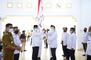 Penyerahan pataka PMI oleh Gubernur Kepri, Isdianto
